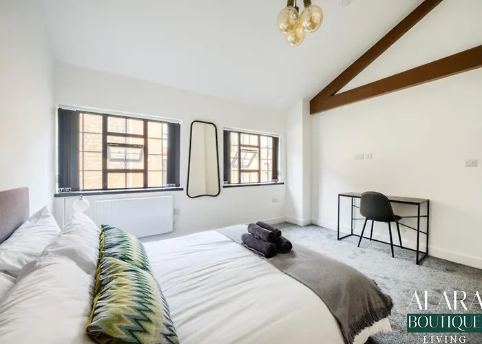 Luxury 3 Floor Townhouse Birmingham - Alara Boutique Living