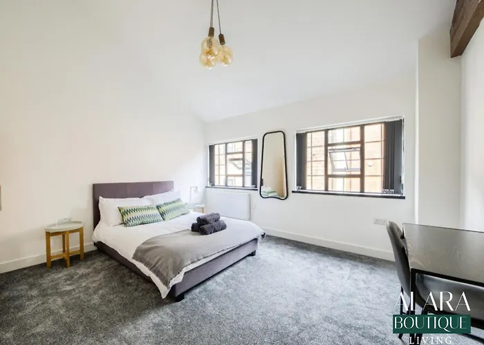 Luxury 3 Floor Townhouse Birmingham - Alara Boutique Living